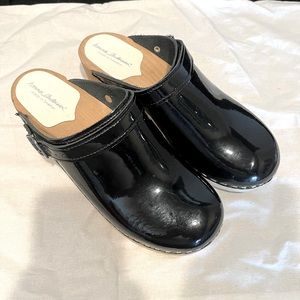 Hanna Andersson black patent clogs 39
